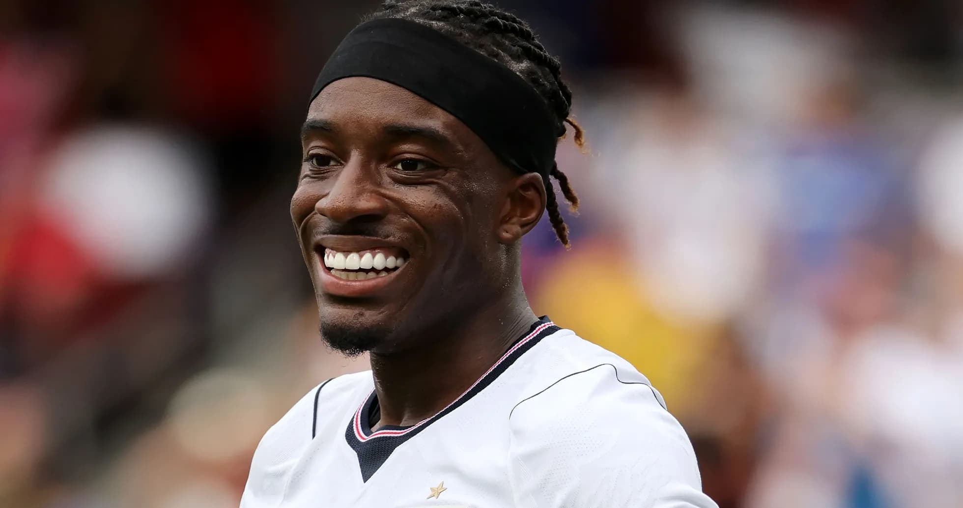 Jugador sonriendo en el campo durante el partido Jugador sonriendo en el campo durante el partido