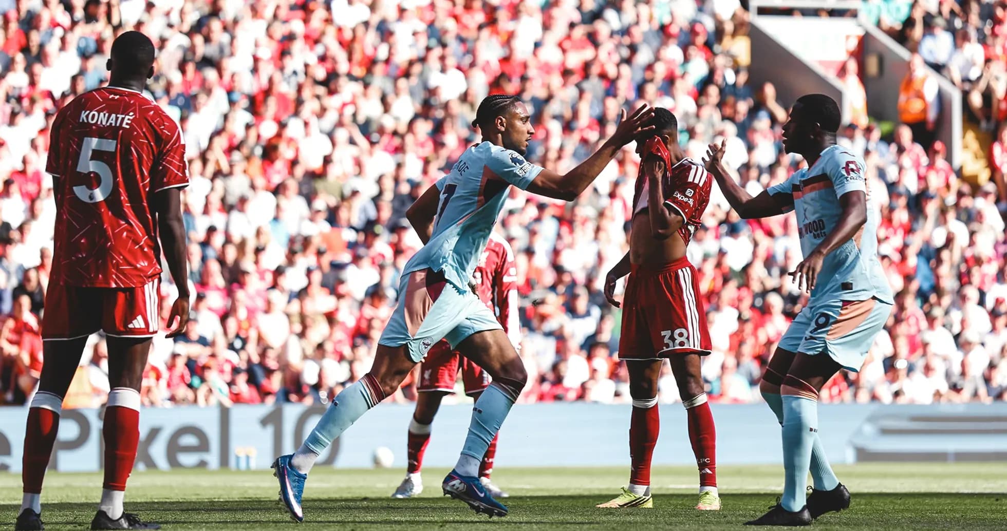 Jugadores celebrando durante el partido Liverpool vs Brentford Jugadores celebrando durante el partido Liverpool vs Brentford