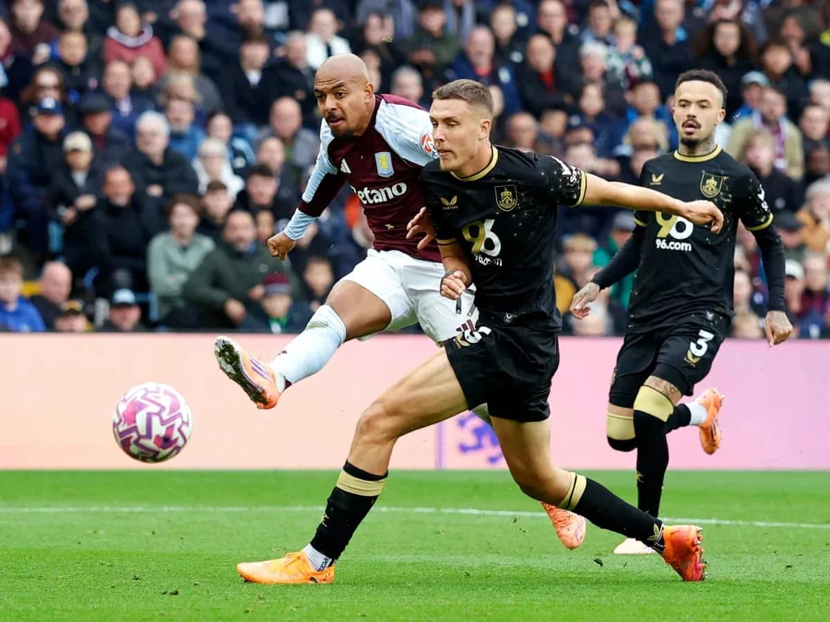 Jugador de Aston Villa dispara contra Burnley Jugador de Aston Villa dispara contra Burnley