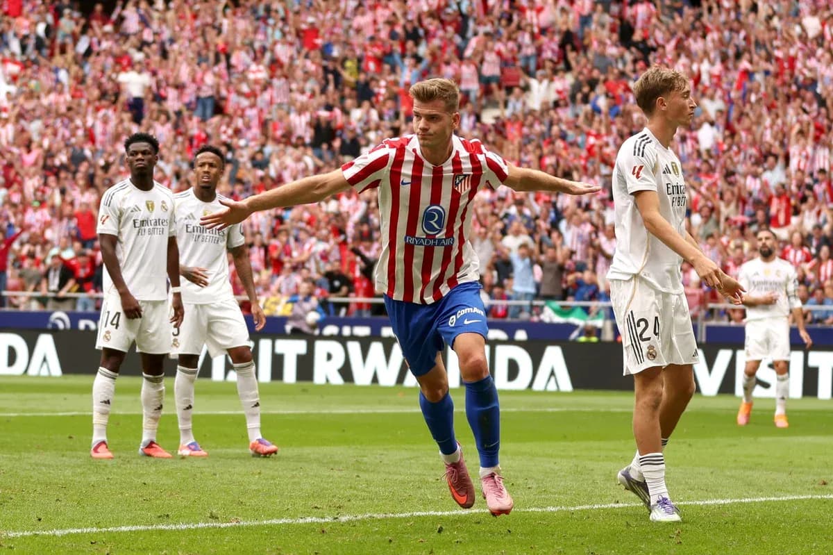 Jugador de Atlético de Madrid celebra un gol en partido Jugador de Atlético de Madrid celebra un gol en partido