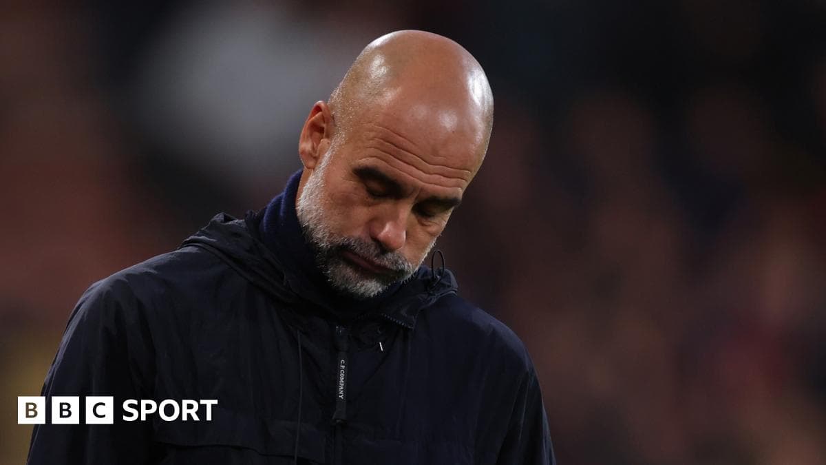 Entrenador mirando hacia abajo en el banquillo Entrenador mirando hacia abajo en el banquillo