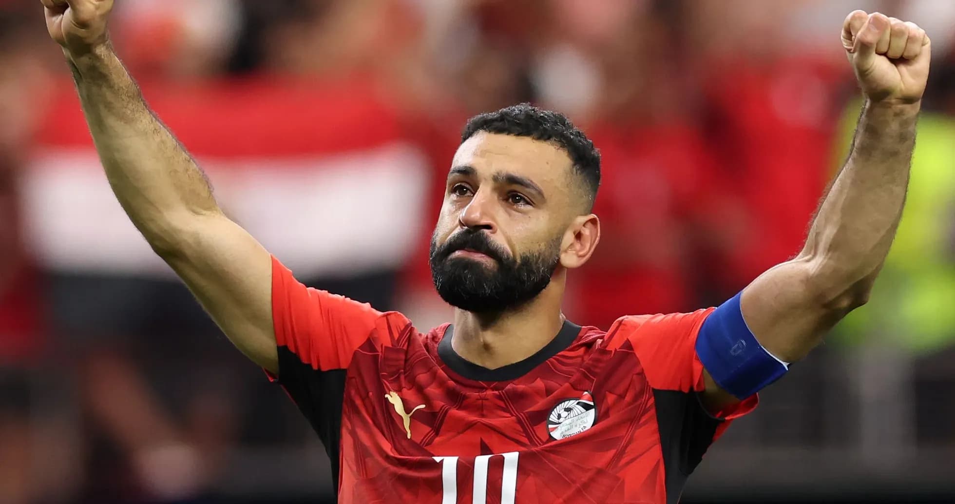 Jugador levantando el brazo tras un partido Jugador levantando el brazo tras un partido