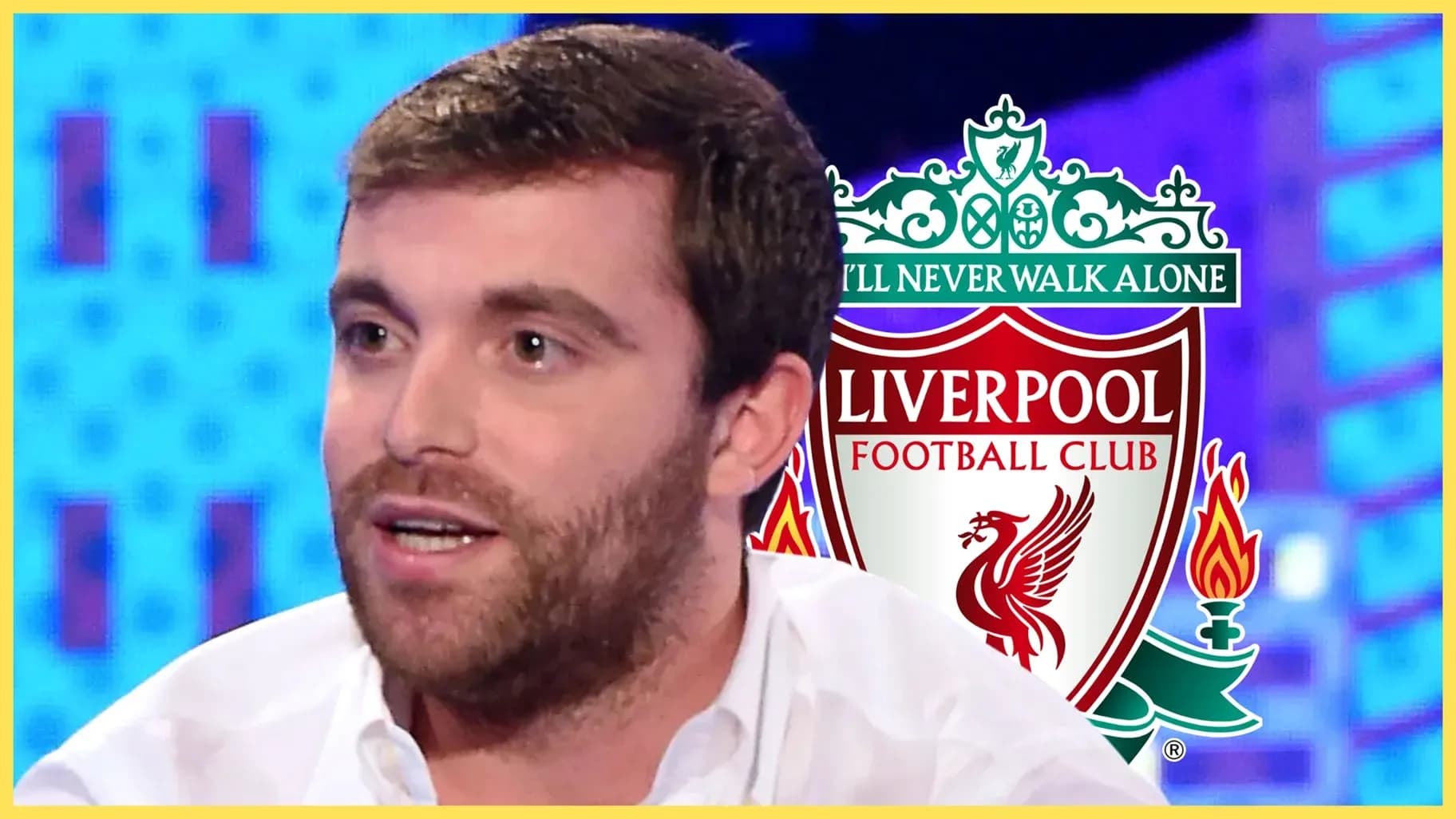 Persona hablando con logo de Liverpool de fondo Persona hablando con logo de Liverpool de fondo