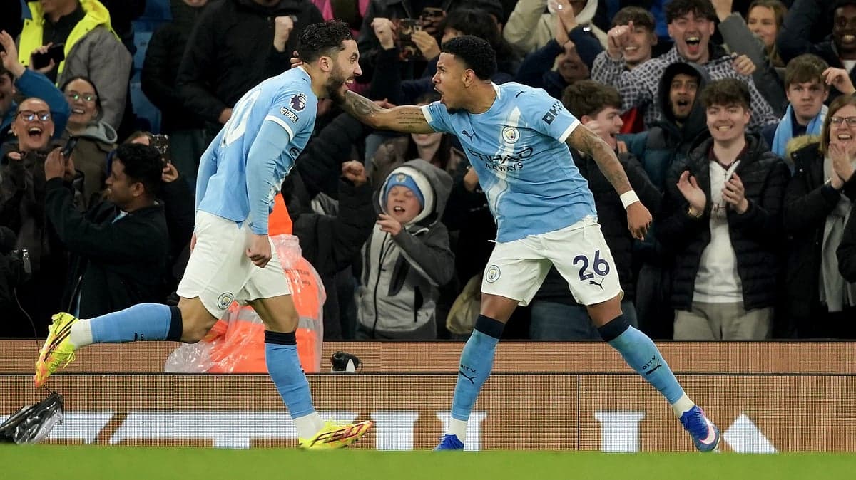 Jugadores de Manchester City celebrando un gol Jugadores de Manchester City celebrando un gol