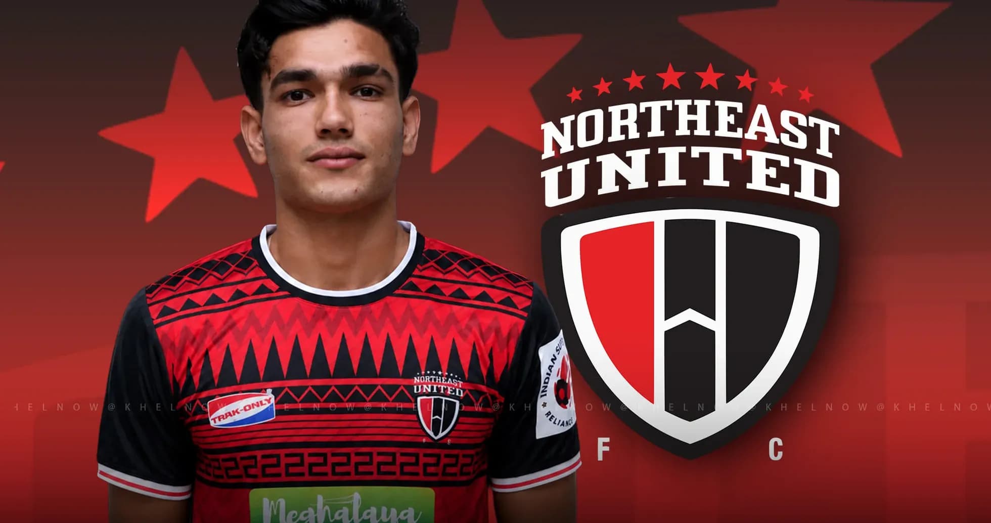 Jugador de Northeast United con uniforme rojo y negro Jugador de Northeast United con uniforme rojo y negro
