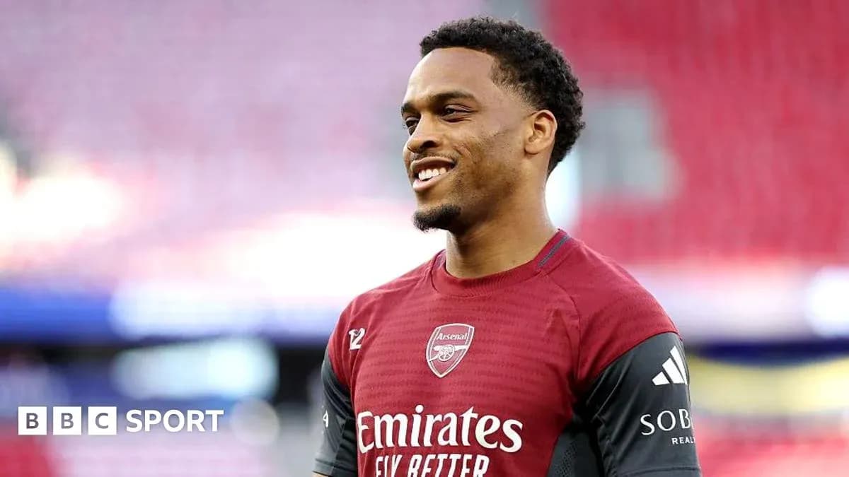 Jugador de Arsenal sonriente en campo de entrenamiento Jugador de Arsenal sonriente en campo de entrenamiento