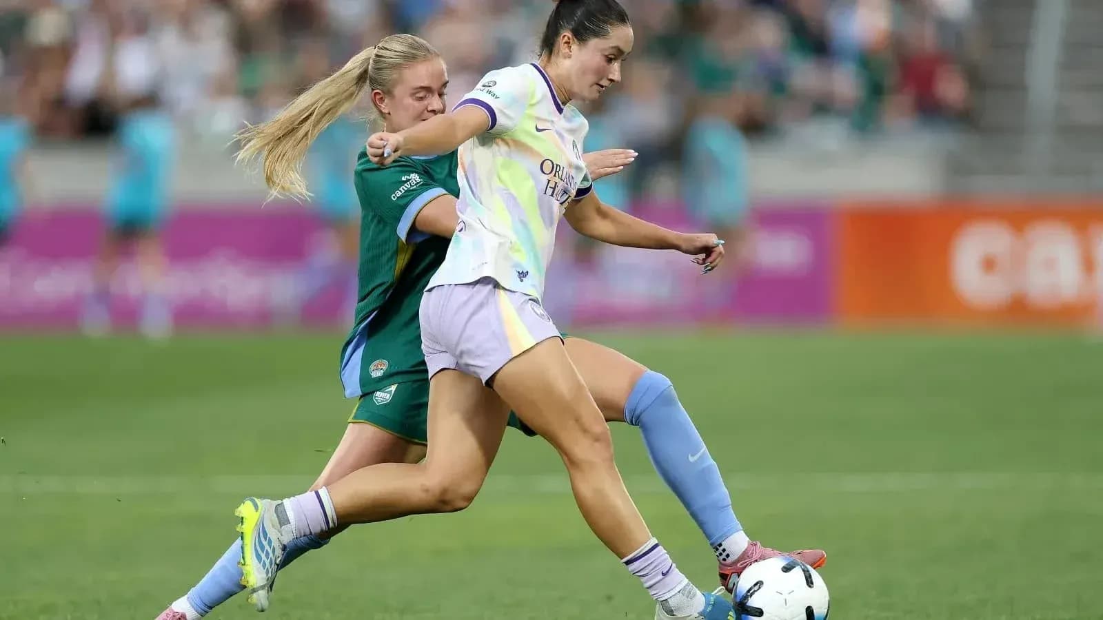 Jugadora de Orlando Pride desafiando a Bay FC Jugadora de Orlando Pride desafiando a Bay FC