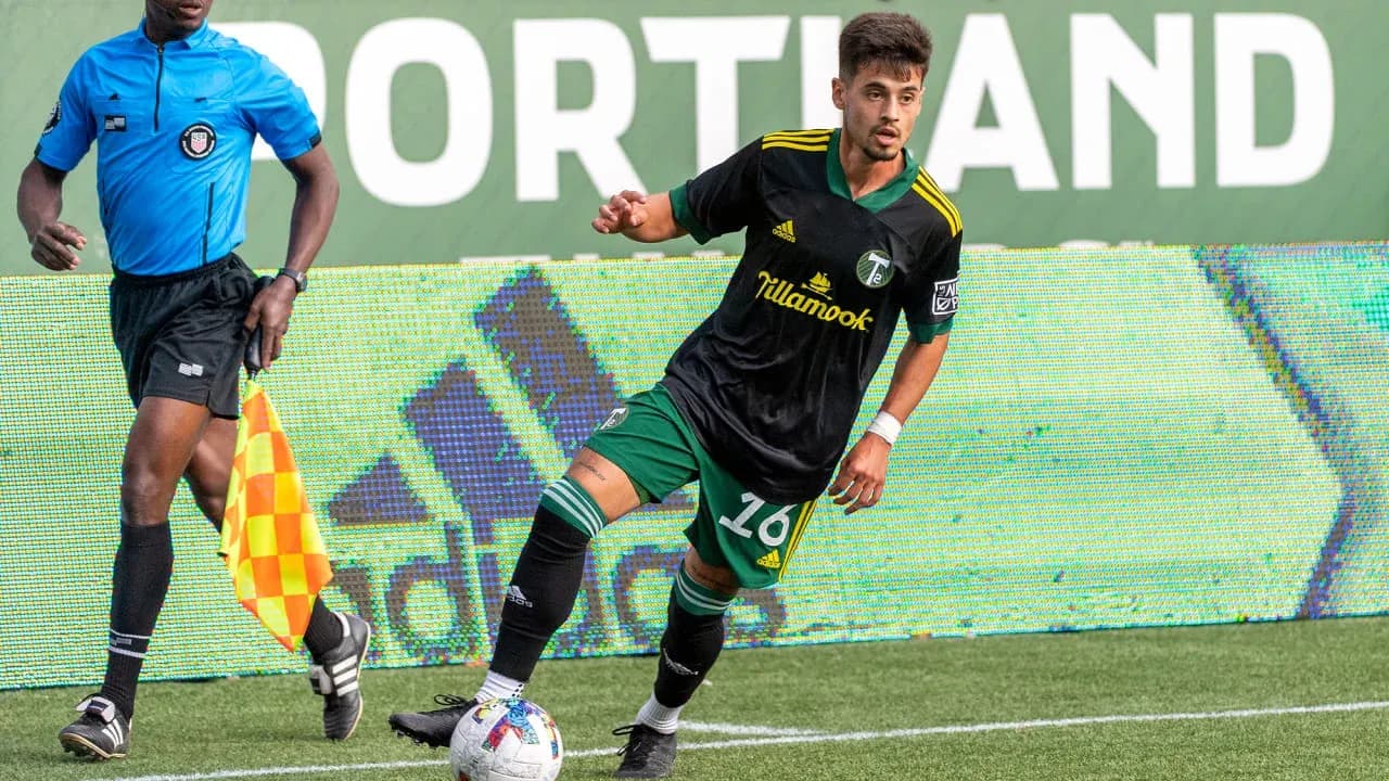 Jugador de Portland Timbers II en acción Jugador de Portland Timbers II en acción