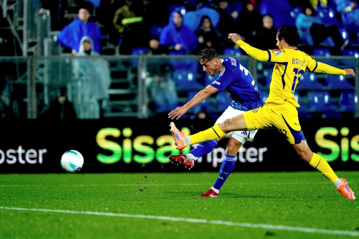 Jugador de Hellas Verona disparando a portería Jugador de Hellas Verona disparando a portería
