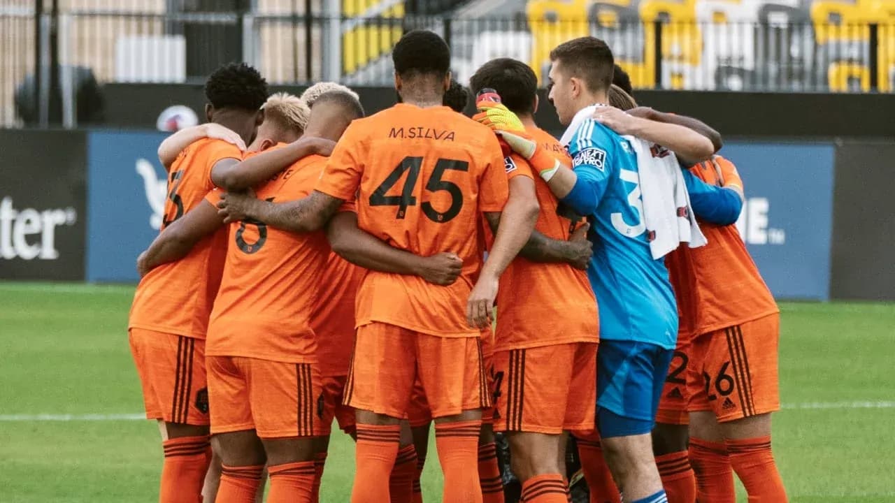 Jugadores de Houston Dynamo FC II en círculo Jugadores de Houston Dynamo FC II en círculo