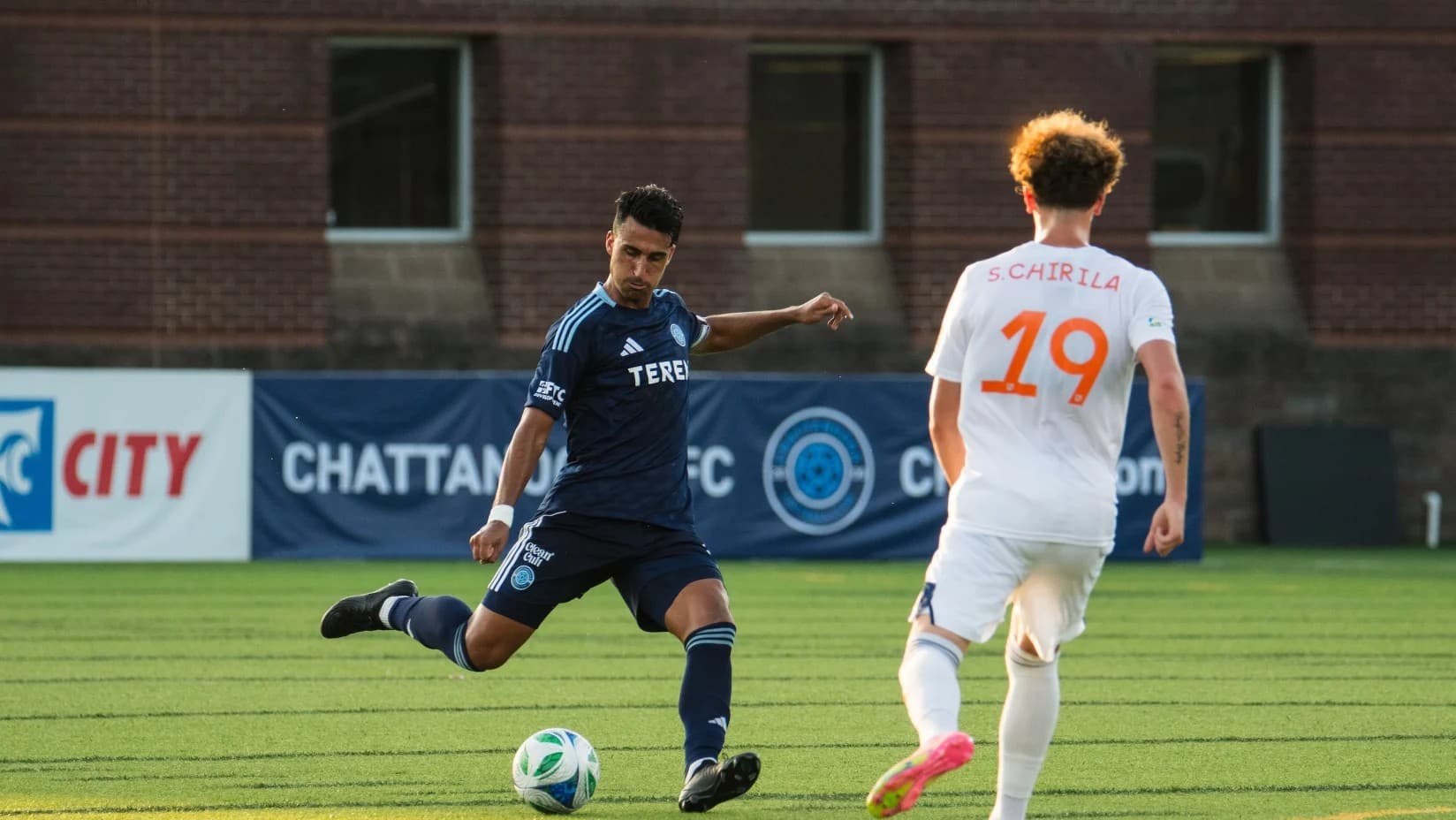 Jugador de FC Cincinnati II disparando al balón Jugador de FC Cincinnati II disparando al balón