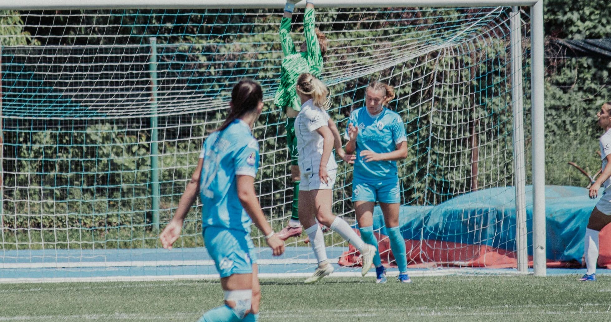 Portera atrapando el balón en un partido Portera atrapando el balón en un partido
