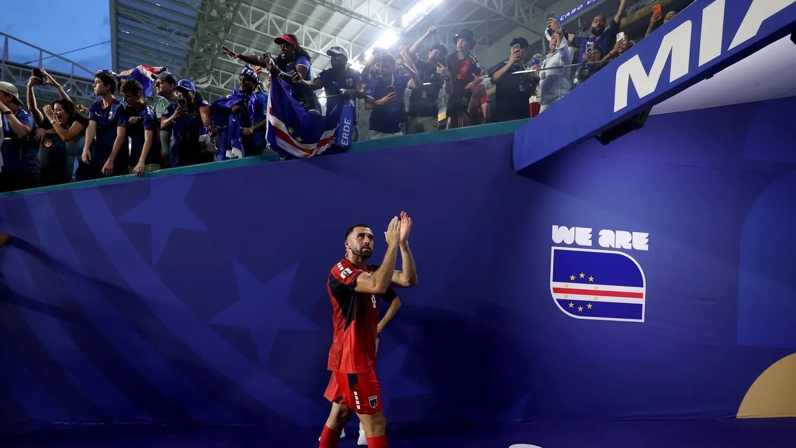 Jugador aplaudiendo a la afición tras el partido Jugador aplaudiendo a la afición tras el partido
