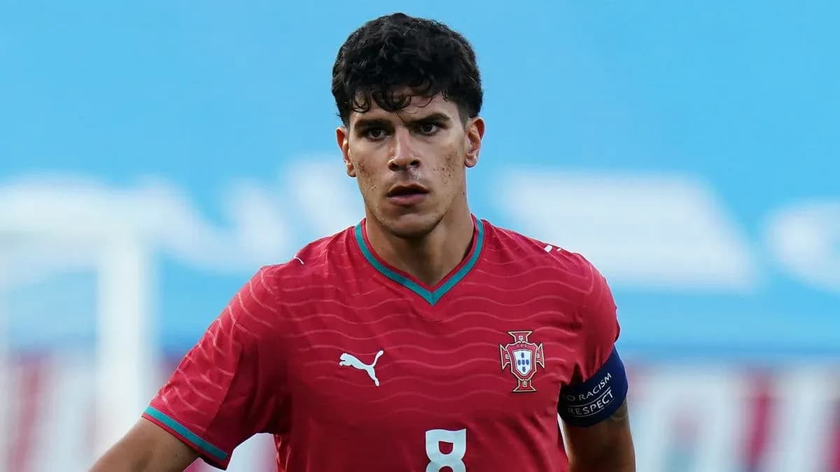 Jugador de Portugal en campo de fútbol durante partido Jugador de Portugal en campo de fútbol durante partido