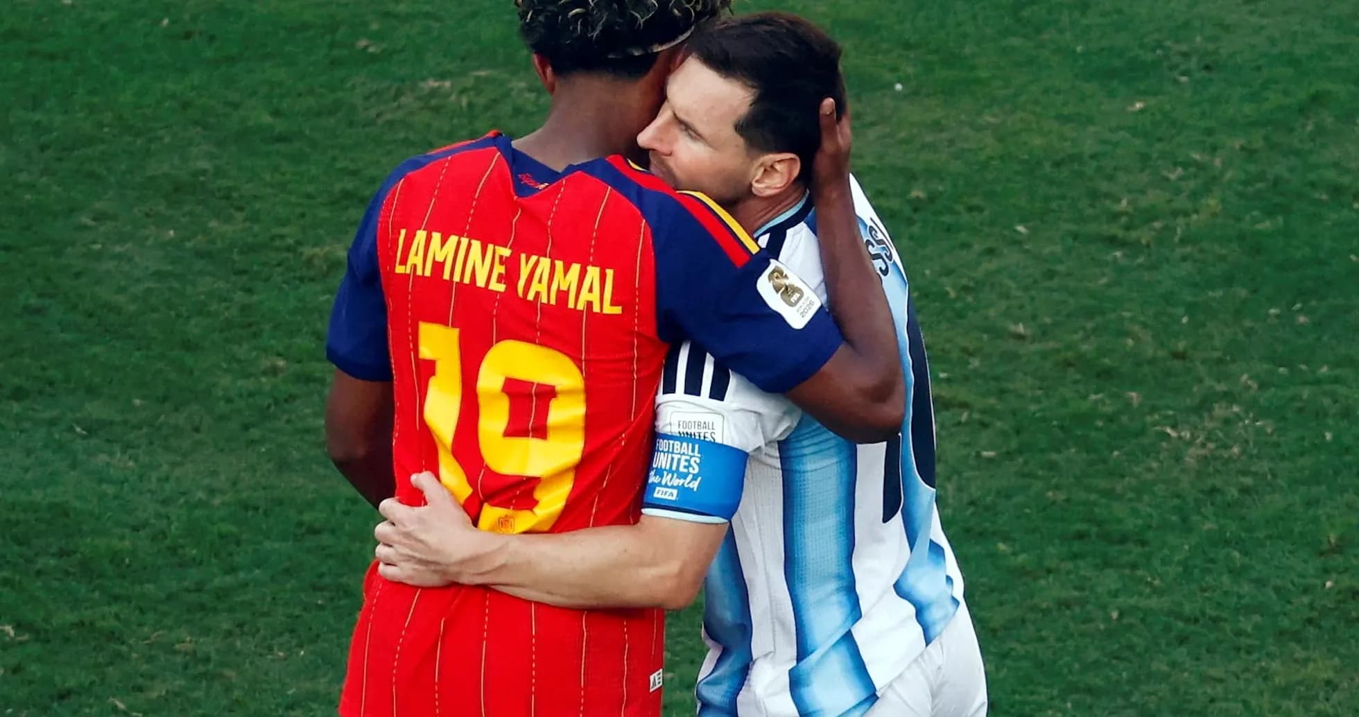 Lamine Yamal y Lionel Messi se abrazan Lamine Yamal y Lionel Messi se abrazan