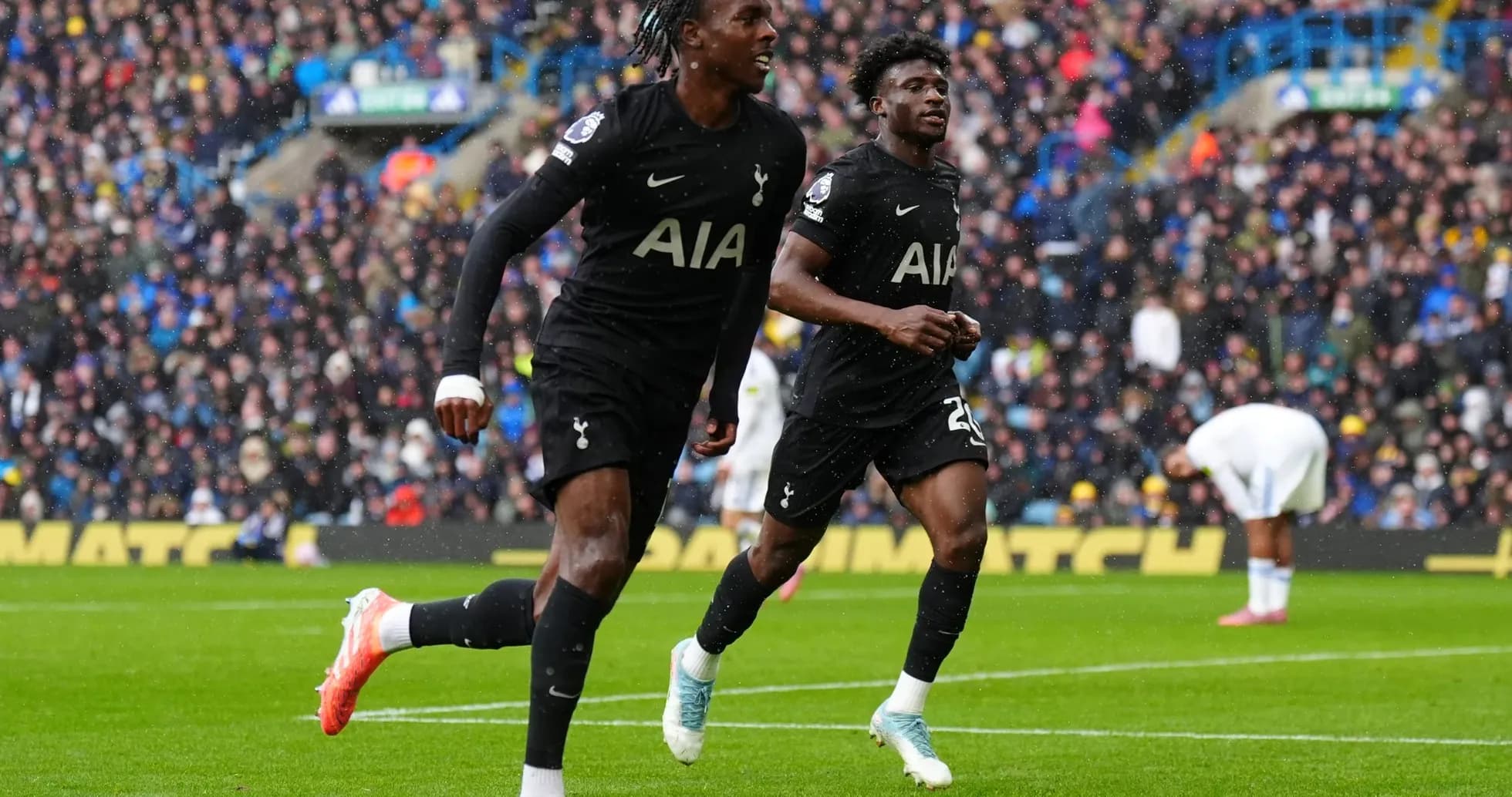 Jugadores de Tottenham celebrando un gol Jugadores de Tottenham celebrando un gol