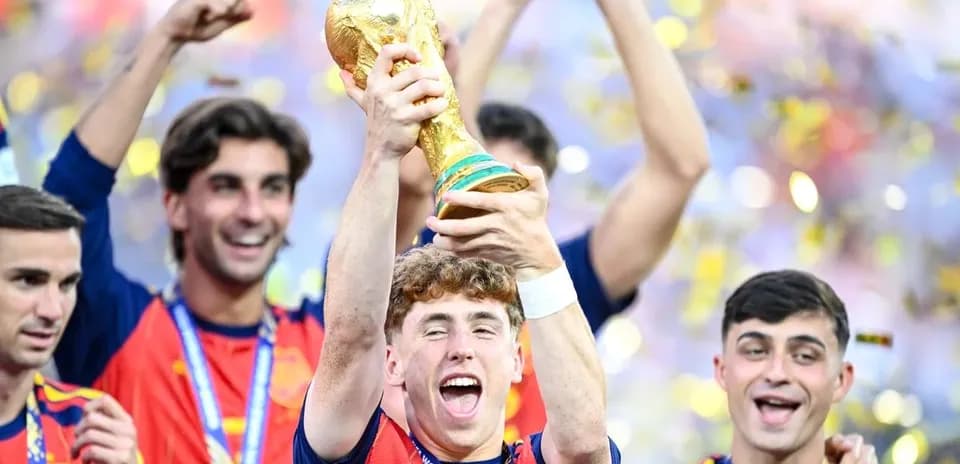 Jugador levantando el trofeo de la Copa Mundial Jugador levantando el trofeo de la Copa Mundial
