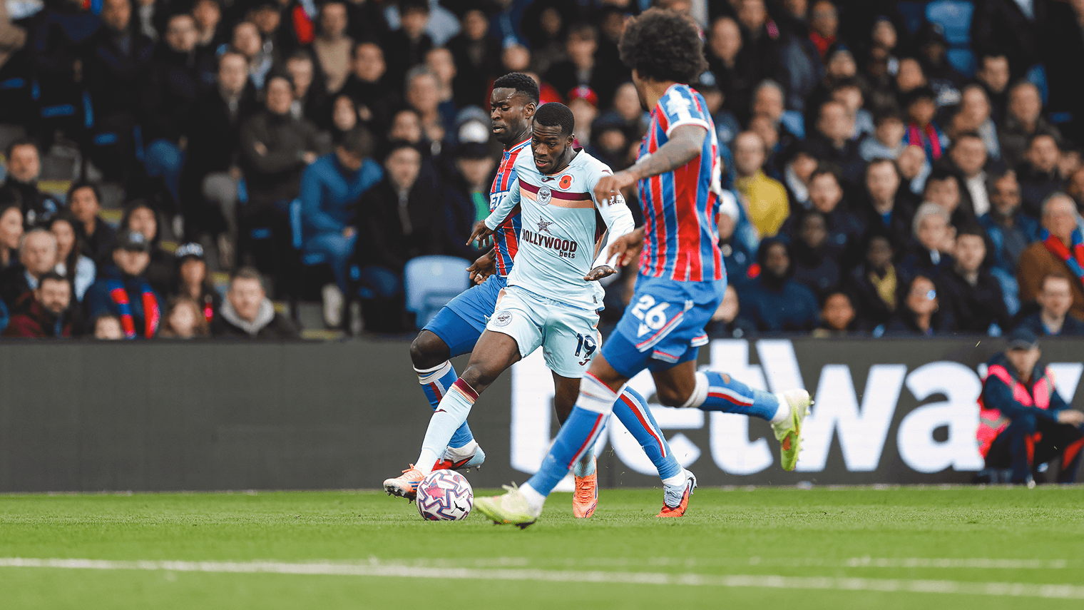 Jugador de Brentford en acción contra Crystal Palace Jugador de Brentford en acción contra Crystal Palace