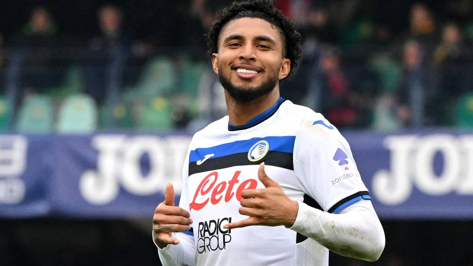 Jugador de Atalanta sonriente haciendo señal de aprobación Jugador de Atalanta sonriente haciendo señal de aprobación