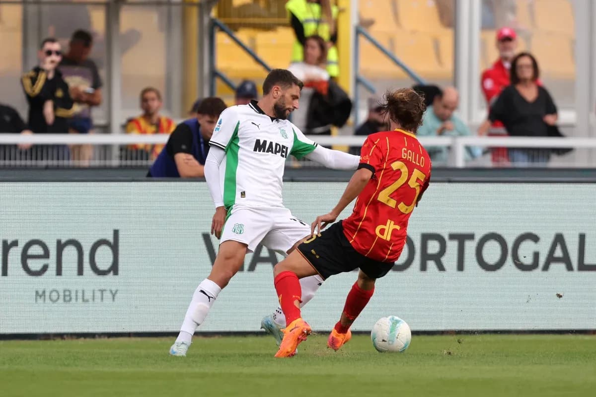 Jugador de Sassuolo disputa el balón con Gallo Jugador de Sassuolo disputa el balón con Gallo