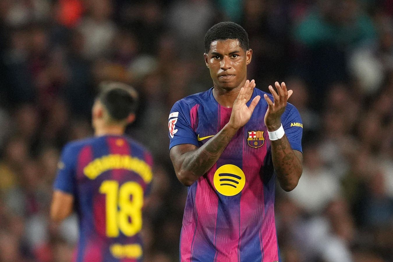 Jugador del Barcelona aplaudiendo en el campo Jugador del Barcelona aplaudiendo en el campo