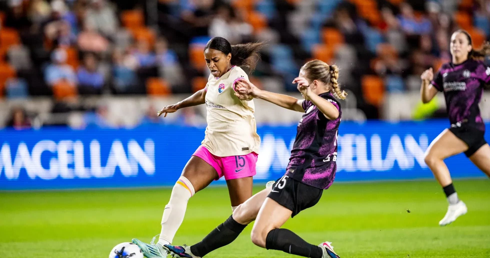 Jugadora de San Diego Wave en acción contra Orlando Pride Jugadora de San Diego Wave en acción contra Orlando Pride