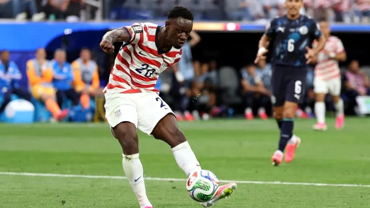Jugador de Estados Unidos pateando el balón en partido Jugador de Estados Unidos pateando el balón en partido