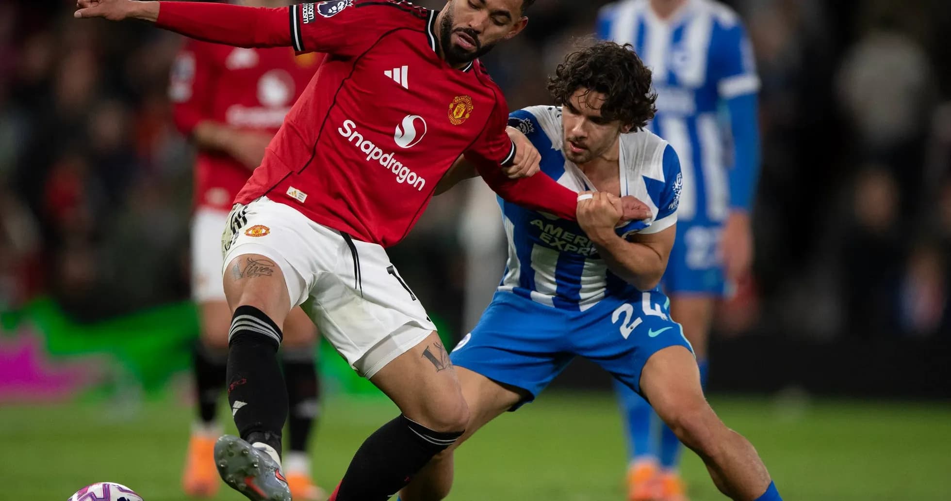 Jugador de Brighton pelea por el balón con Manchester United Jugador de Brighton pelea por el balón con Manchester United