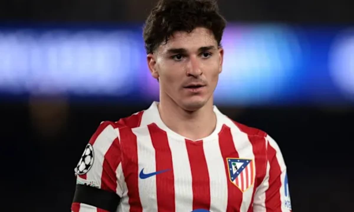 Jugador de Atlético de Madrid en el campo Jugador de Atlético de Madrid en el campo