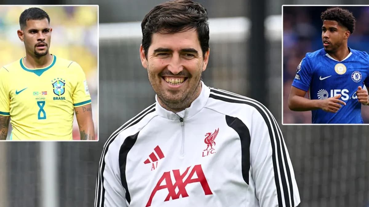 Entrenador de Liverpool sonriente en sesión de entrenamiento Entrenador de Liverpool sonriente en sesión de entrenamiento