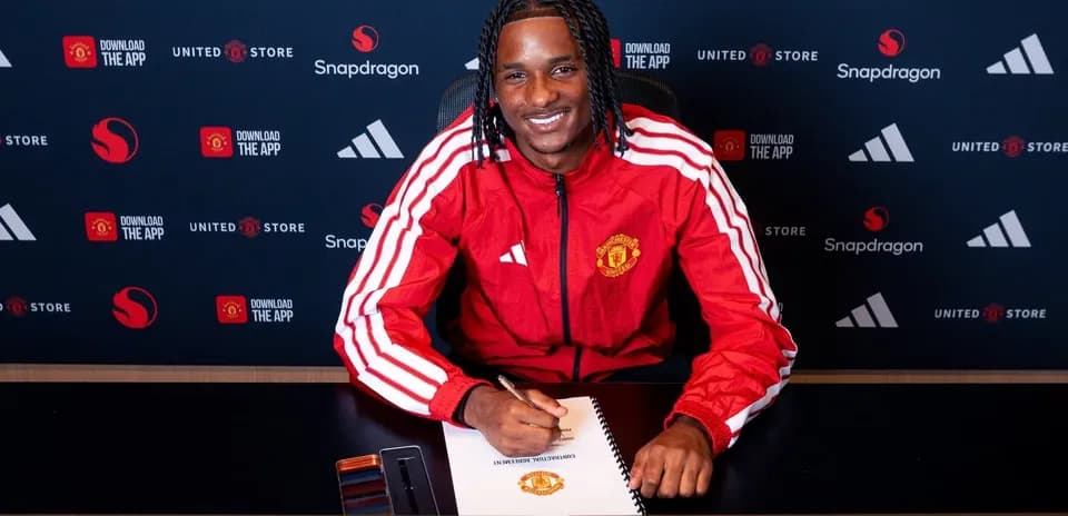 Jugador firmando contrato con Manchester United Jugador firmando contrato con Manchester United