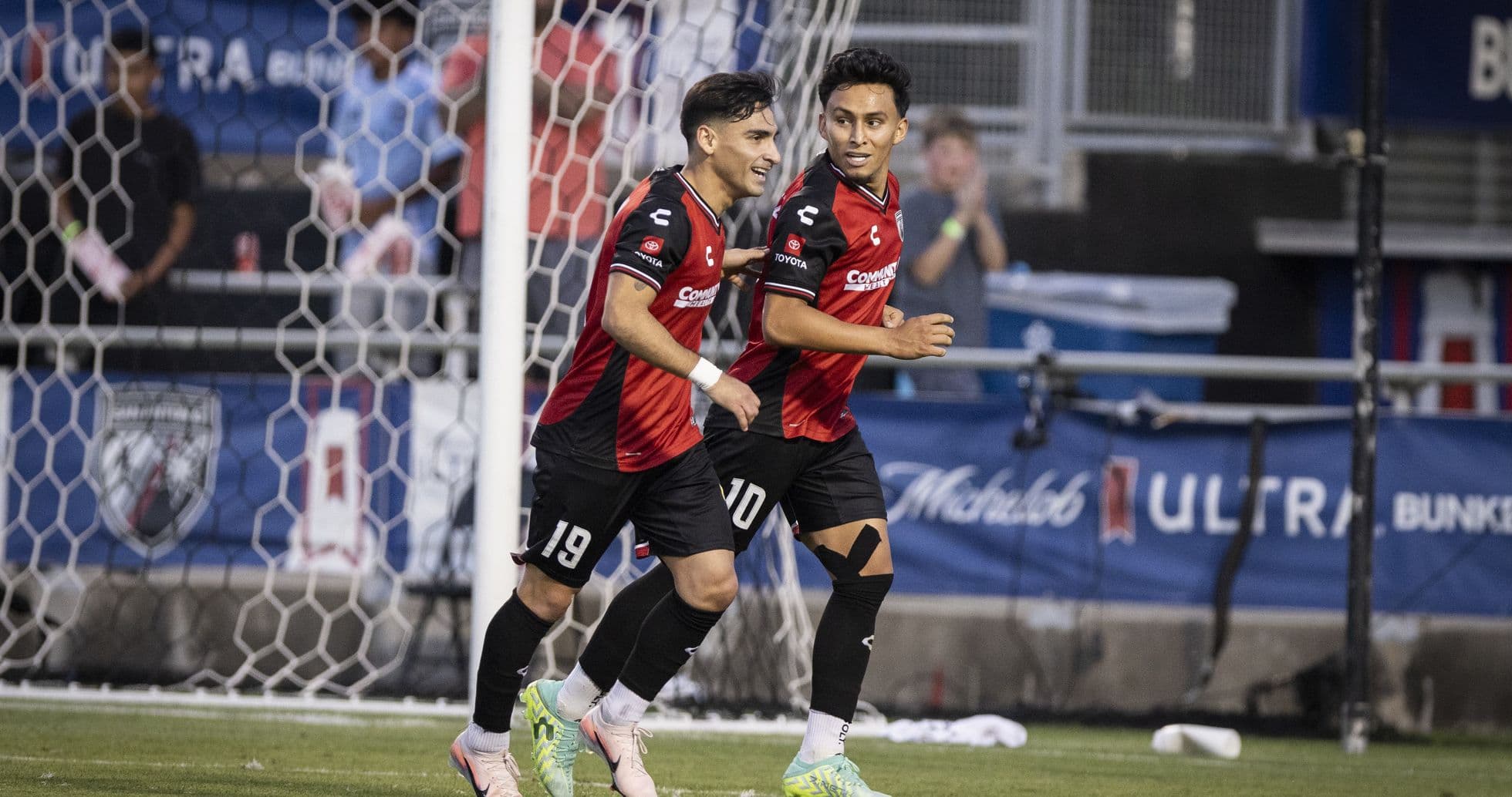 Dos jugadores celebrando un gol en el partido Dos jugadores celebrando un gol en el partido