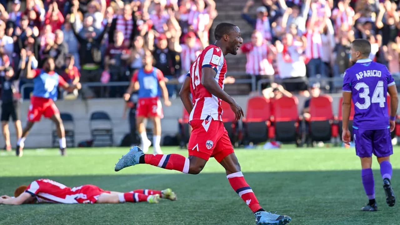 Jugador de Atlético Ottawa celebra un gol Jugador de Atlético Ottawa celebra un gol