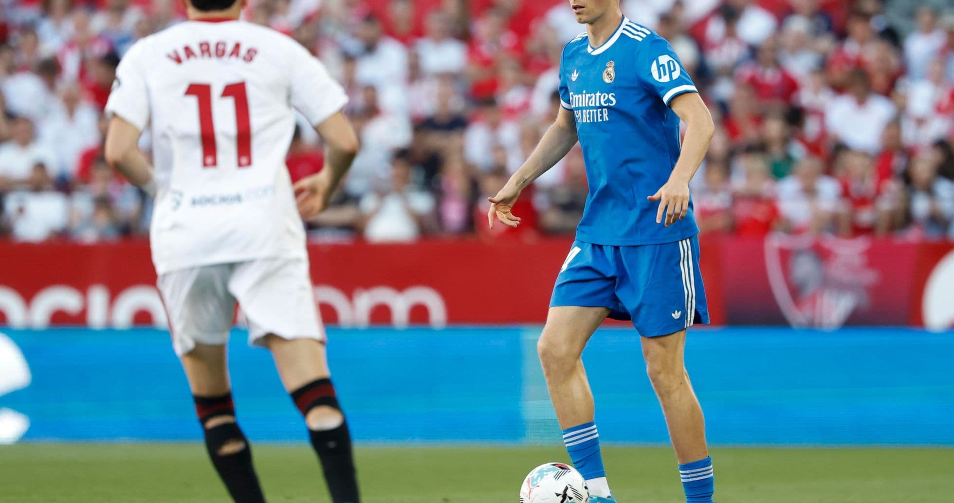 Jugadores de Sevilla y Real Madrid en acción Jugadores de Sevilla y Real Madrid en acción