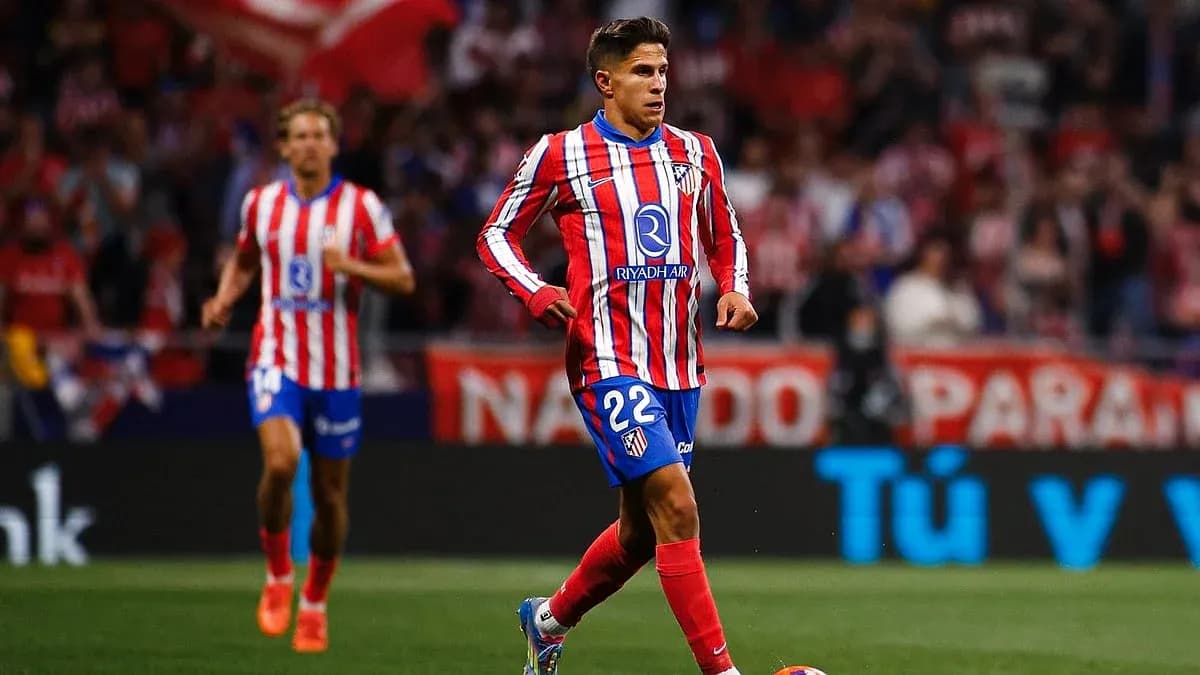 Jugador del Atlético de Madrid en acción Jugador del Atlético de Madrid en acción
