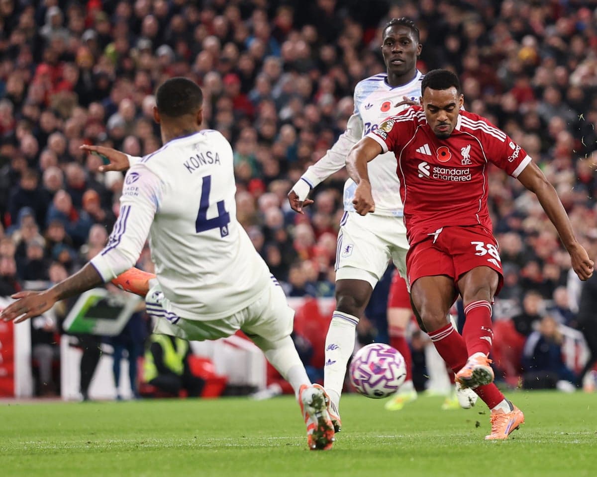 Jugador de Liverpool disparando contra Aston Villa Jugador de Liverpool disparando contra Aston Villa