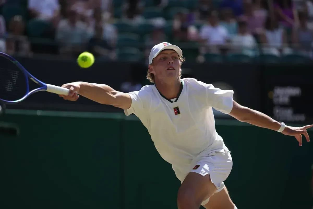 Jugador de tenis alcanzando una pelota en Wimbledon Jugador de tenis alcanzando una pelota en Wimbledon