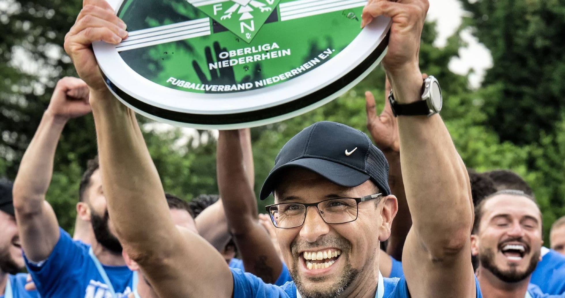 Celebración del equipo con el trofeo Oberliga Niederrhein Celebración del equipo con el trofeo Oberliga Niederrhein