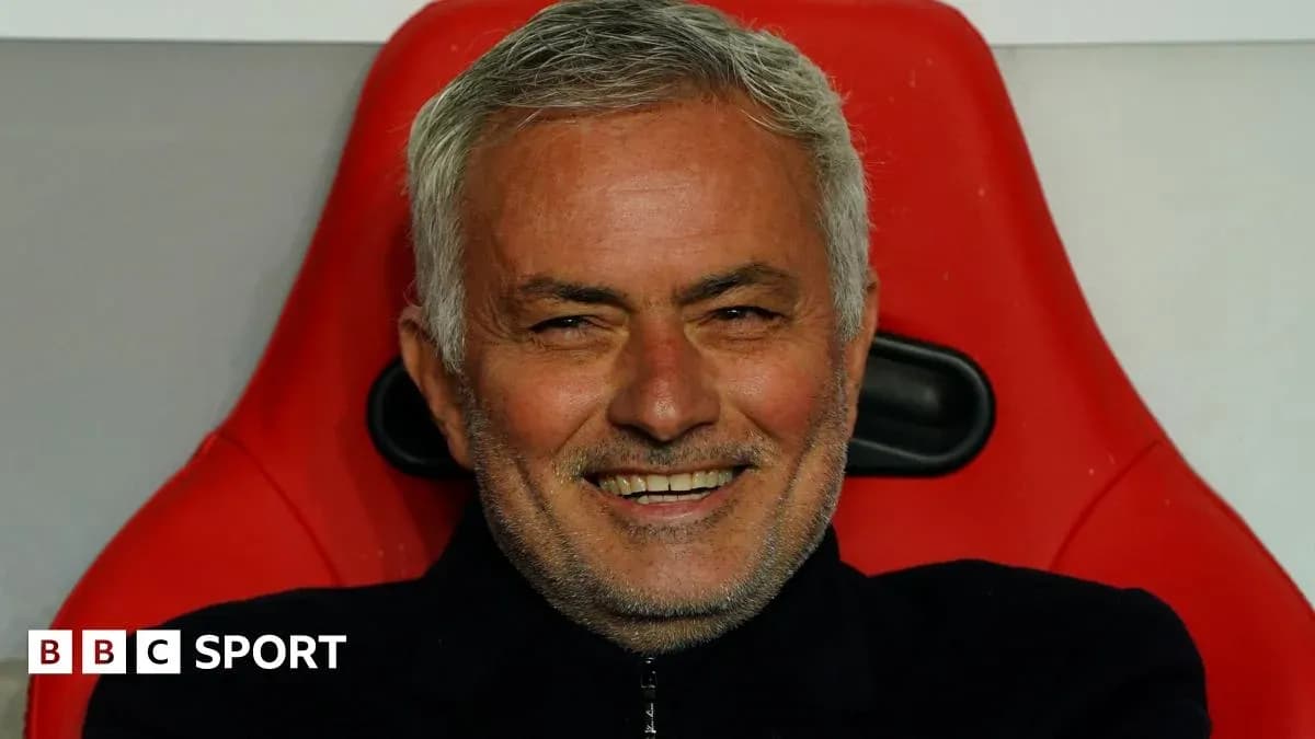 Entrenador sentado en el banquillo sonriendo Entrenador sentado en el banquillo sonriendo