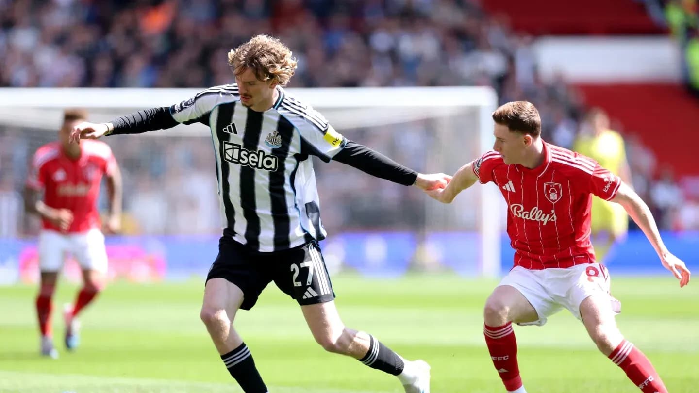 Jugadores de Nottingham Forest y Newcastle compiten por el balón Jugadores de Nottingham Forest y Newcastle compiten por el balón