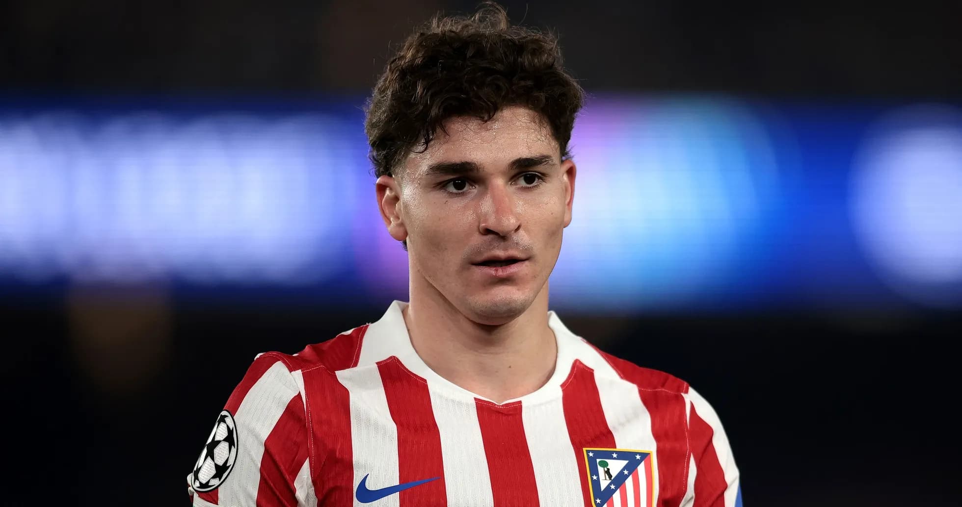 Jugador de Atlético de Madrid en campo durante partido Jugador de Atlético de Madrid en campo durante partido