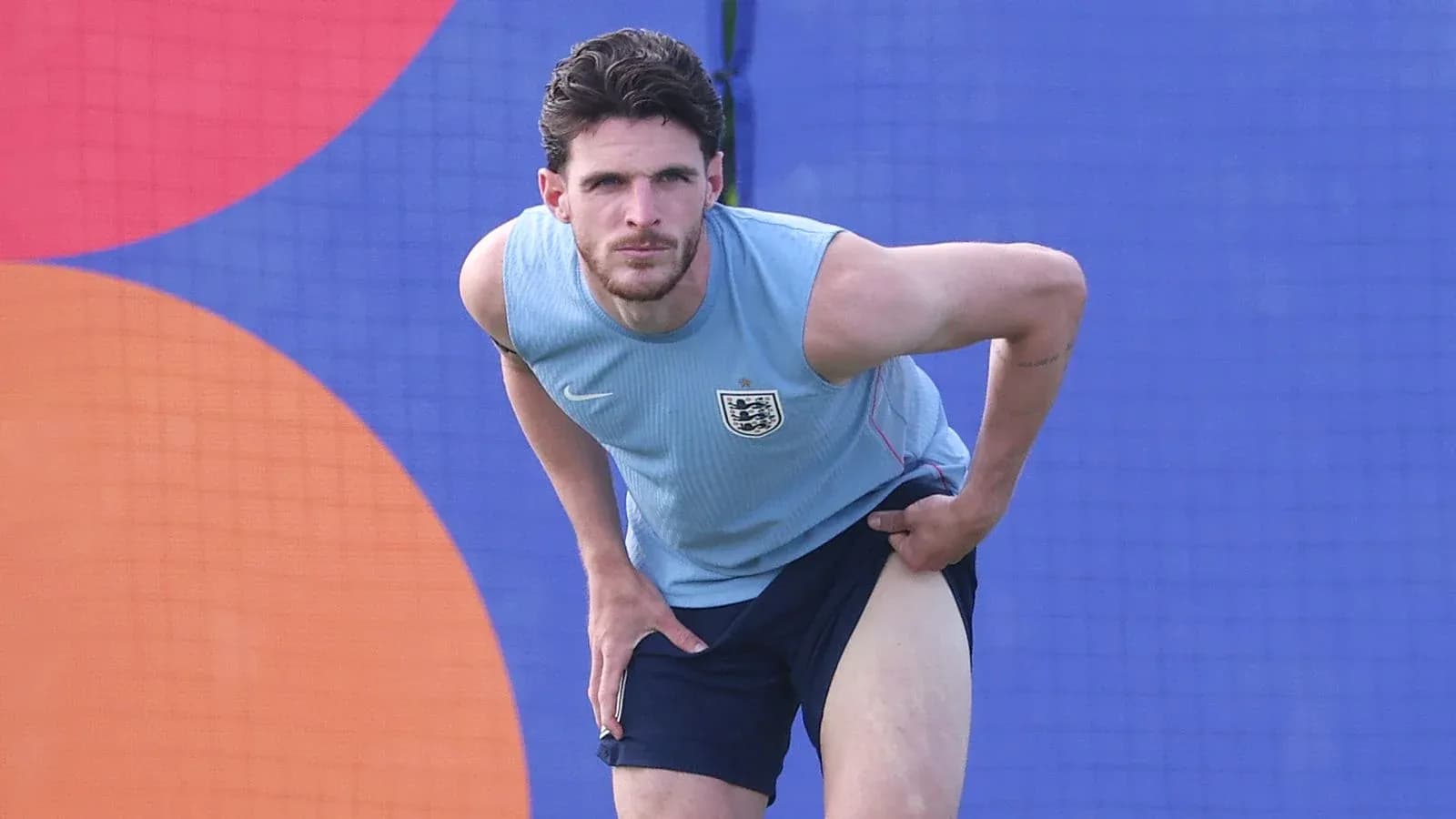 Jugador estirándose durante entrenamiento con Inglaterra Jugador estirándose durante entrenamiento con Inglaterra