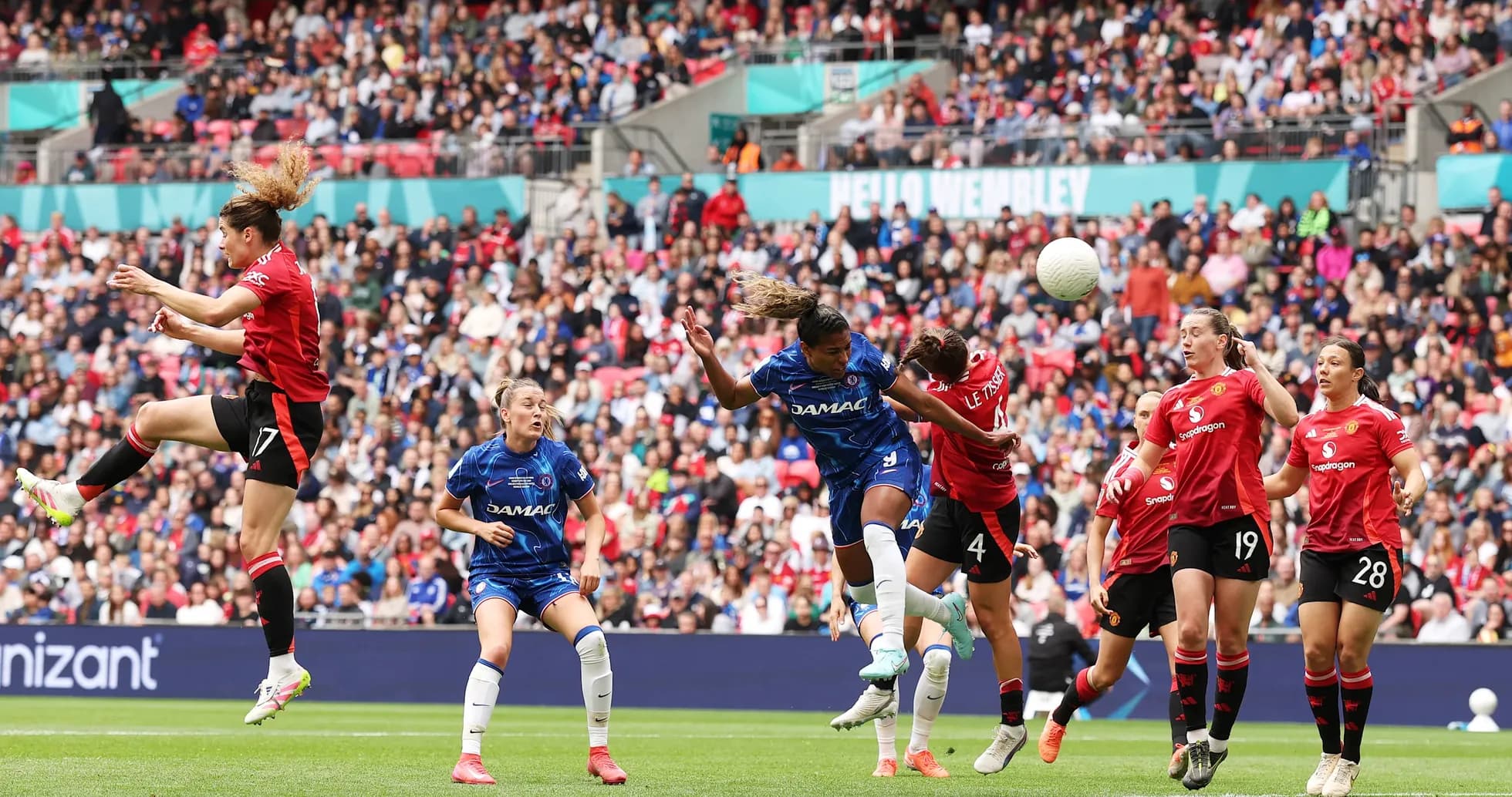 Jugadora de Chelsea cabecea el balón en Wembley Jugadora de Chelsea cabecea el balón en Wembley