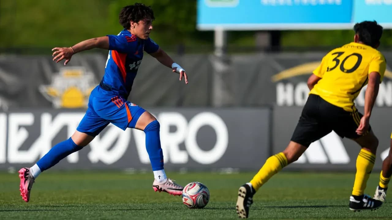 Jugador de FC Cincinnati II corriendo con el balón Jugador de FC Cincinnati II corriendo con el balón