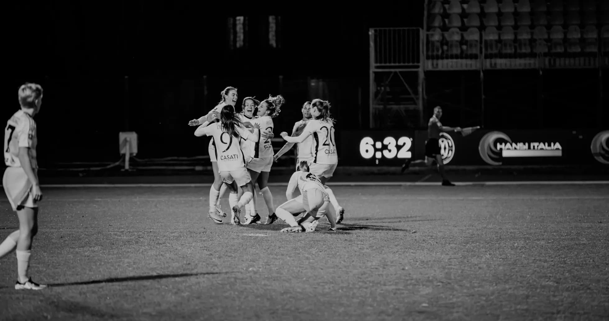 Celebración de goles en partido de fútbol femenino Celebración de goles en partido de fútbol femenino