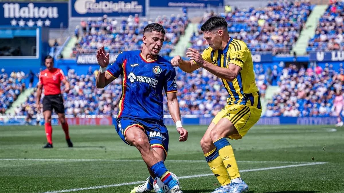 Jugadores compitiendo en un partido de fútbol Jugadores compitiendo en un partido de fútbol