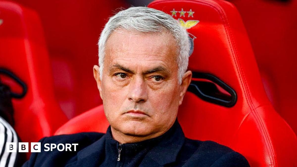Entrenador sentado en el banquillo durante el partido Entrenador sentado en el banquillo durante el partido