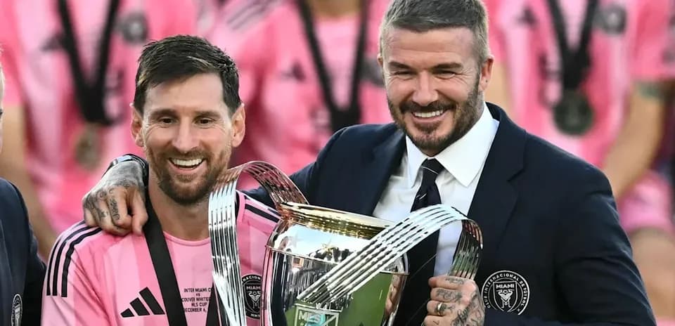 Messi y Beckham celebrando con el trofeo Messi y Beckham celebrando con el trofeo