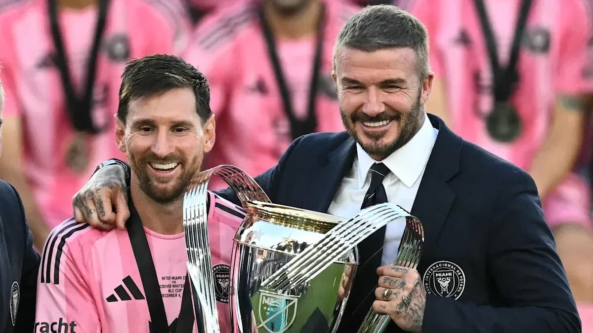 Messi y Beckham celebrando con el trofeo Messi y Beckham celebrando con el trofeo