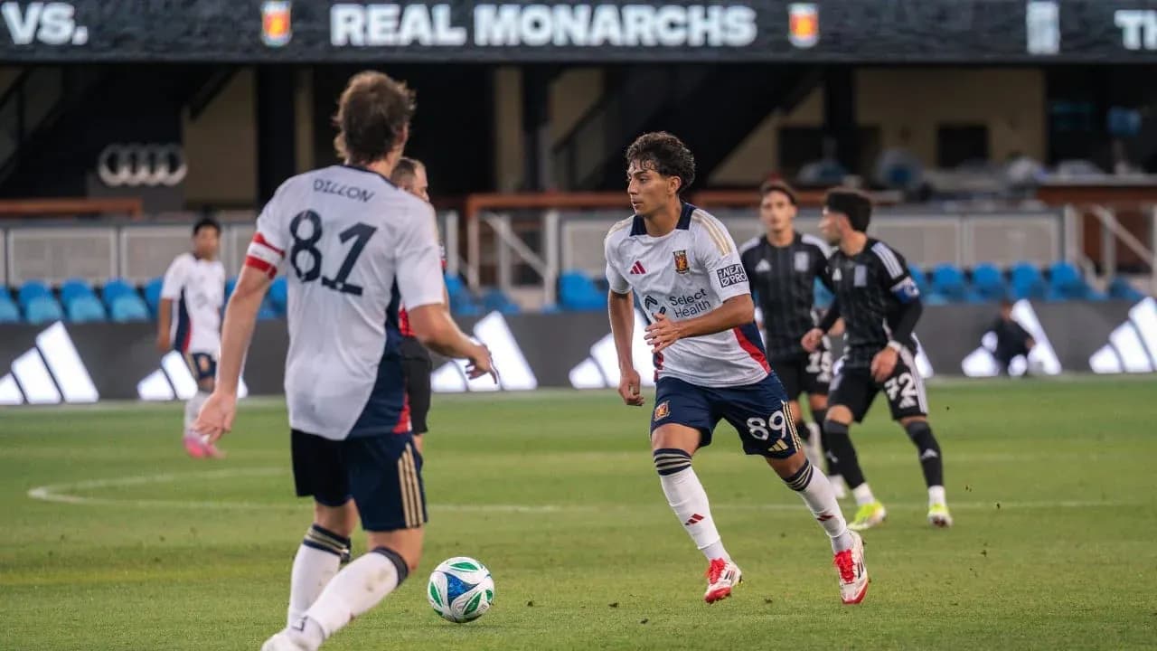 Jugador de Real Monarchs en acción durante el partido Jugador de Real Monarchs en acción durante el partido